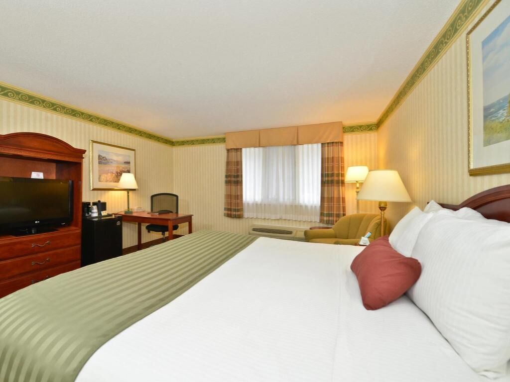 Blackout drapes, iron/ironing board, free WiFi, bed sheets