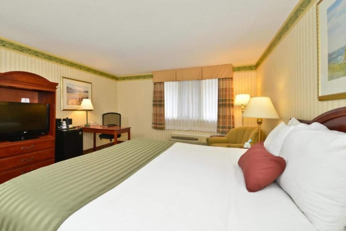 Blackout drapes, iron/ironing board, free WiFi, bed sheets