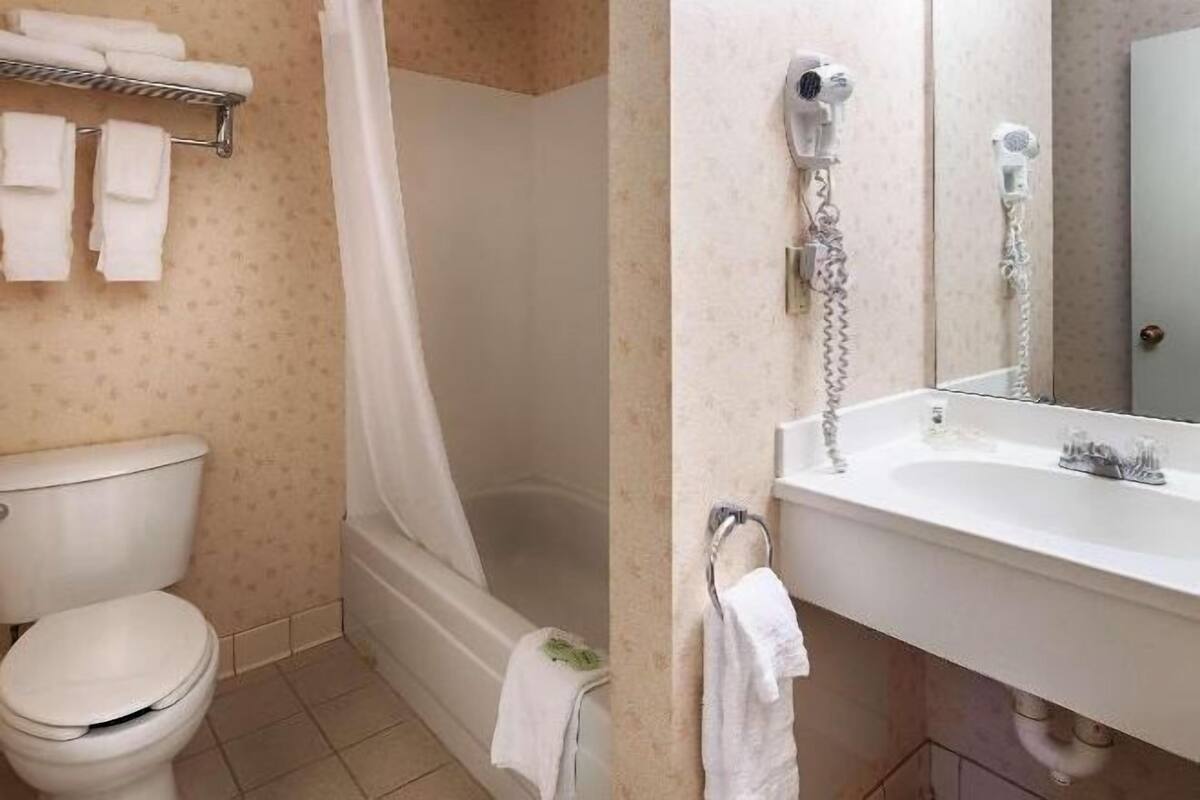 Salle de bain | Ensemble baignoire-douche, articles de toilette (gratuits)