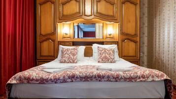 Minibar, cribs/infant beds