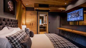 Minibar, cots/infant beds