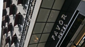 A hotel facade with a modern design, featuring a prominent sign that reads "FAVOR HOTEL." -  Favor Hotel Königsallee (Düsseldorf)
