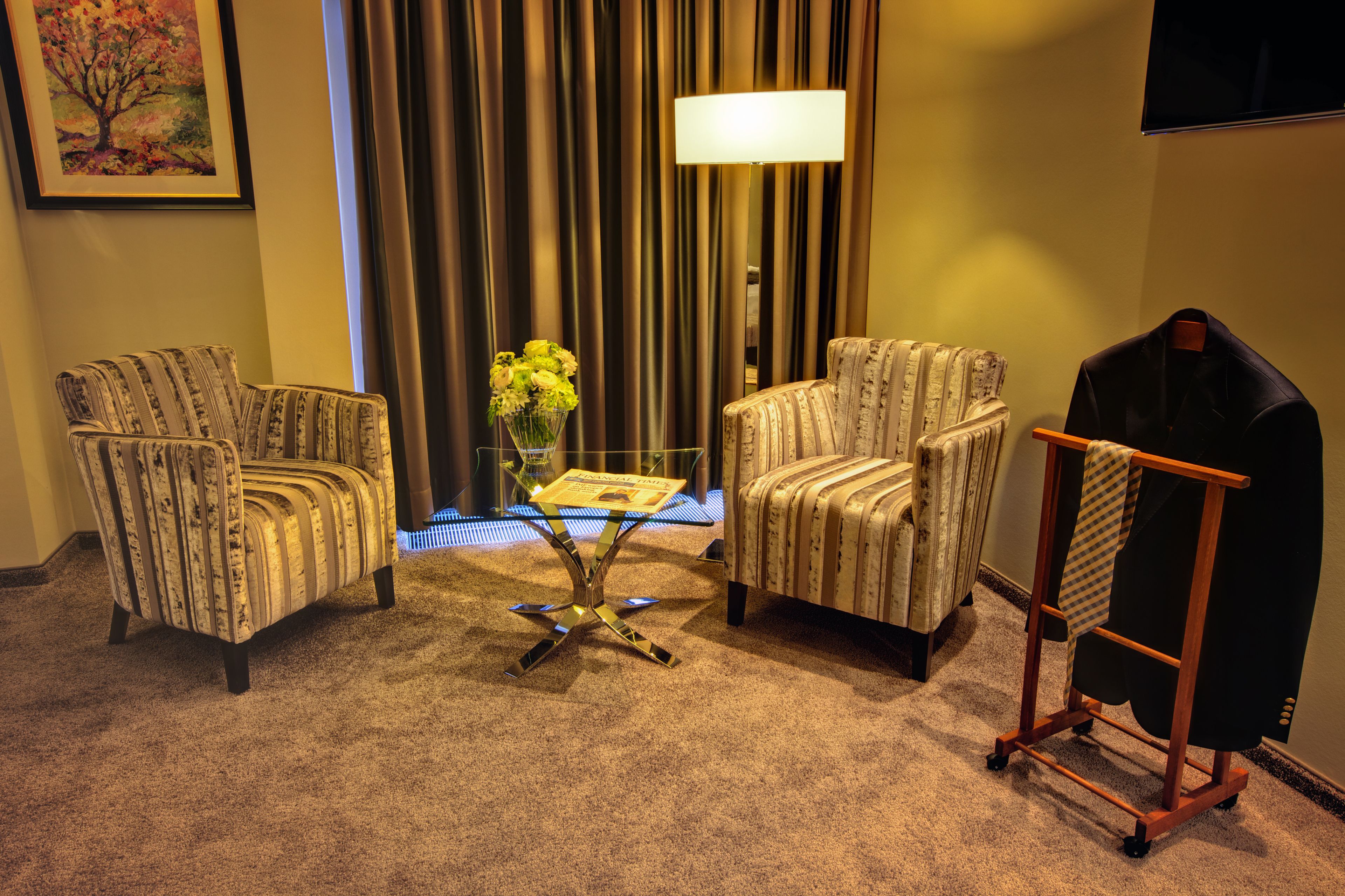 deluxe double room | living area | flat-screen tv