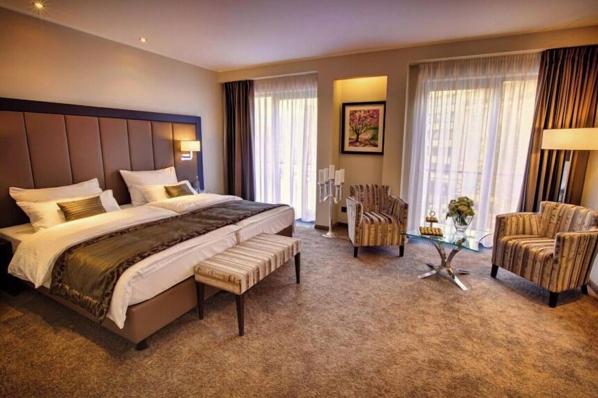 Egyptian cotton sheets, premium bedding, pillowtop beds, minibar