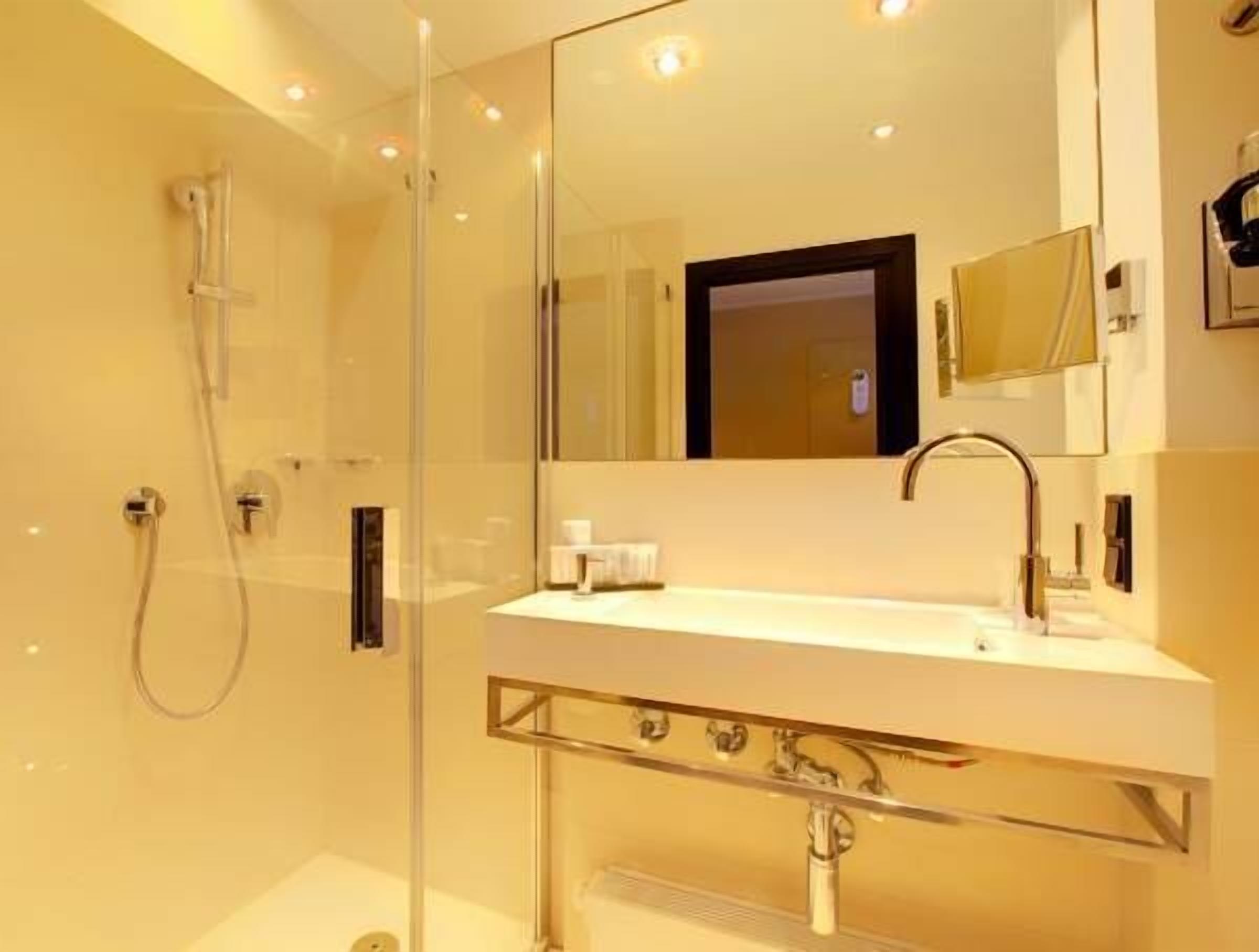 single room | bathroom | shower, free toiletries, hair dryer, bathrobes