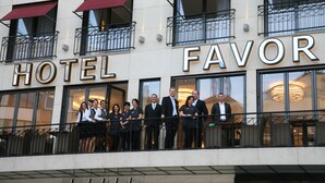A hotel named "HOTEL FAVOR" with a group of people standing on the balcony. -  Favor Hotel Königsallee (Düsseldorf)
