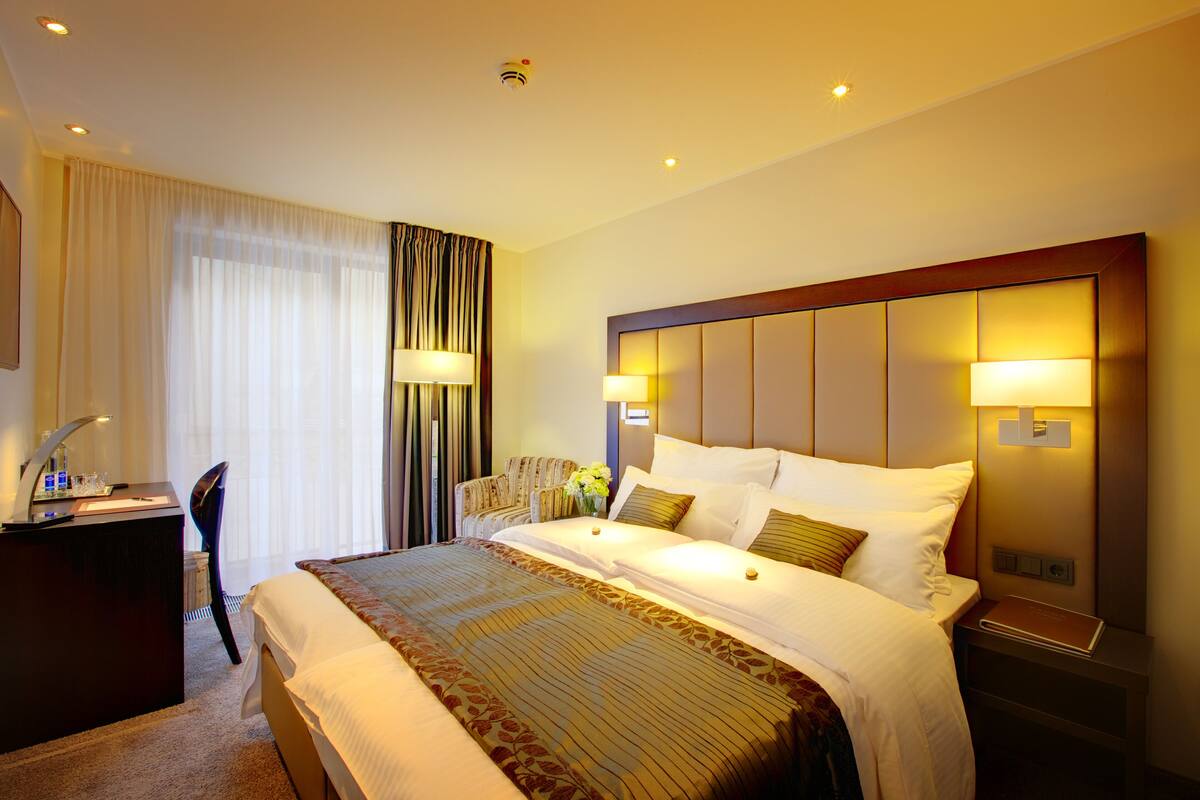 Egyptian cotton sheets, premium bedding, pillowtop beds, minibar