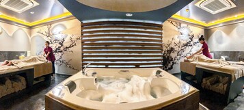 Un sauna, una bañera de hidromasaje, baño turco, baño turco/hammam