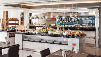 Café da manhã com buffet nos fins de semana (EUR 15 por pessoa)