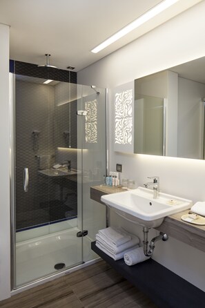 Kombinasi shower/bathtub, pancuran hujan,  dan perlengkapan mandi gratis