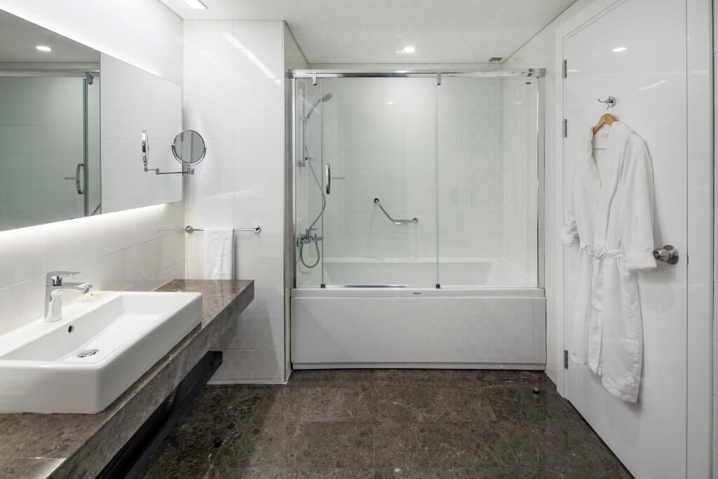 combined shower/bathtub, rainfall showerhead, free toiletries