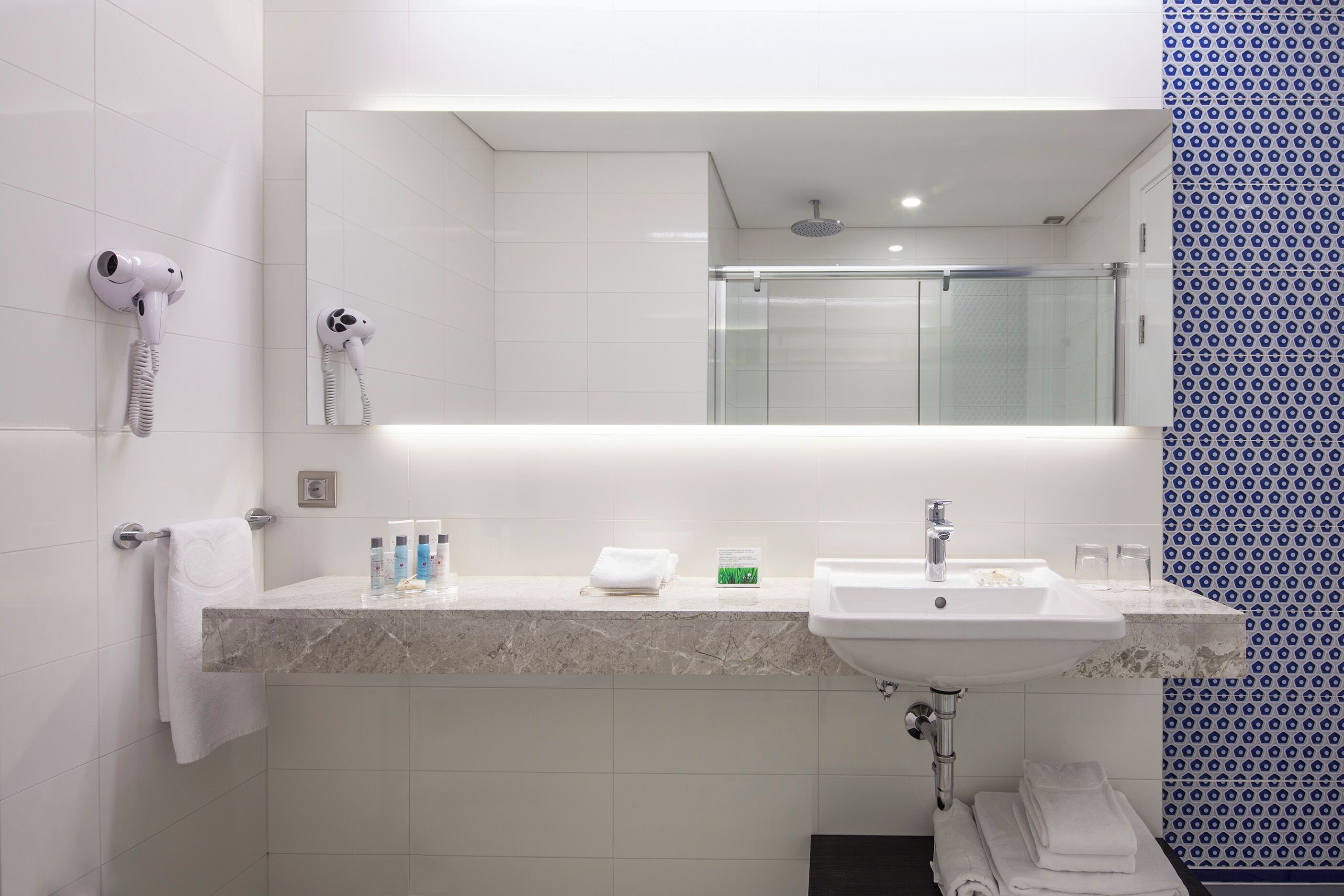 twin room with two separate beds non-smoking | bathroom | combined shower/bathtub, rainfall showerhead, free toiletries