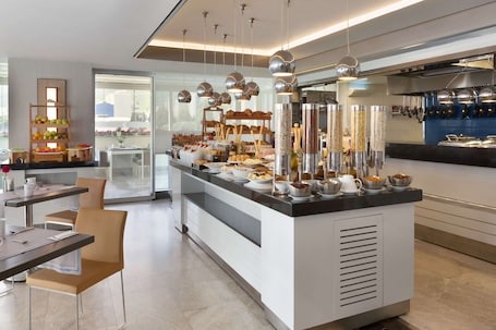 Restaurant. Ramada Hotel & Suites by Wyndham Izmir Kemalpasa