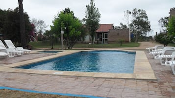 Alberca al aire libre por temporada y camastros
