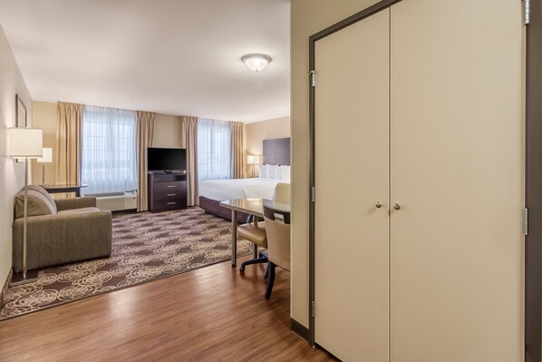 Deluxe Single Room, 1 King Bed with Sofa bed | Premium bedding, in-room safe, desk, iron/ironing board
