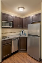 Refrigerador, microondas, placa de cocina, lavavajillas
