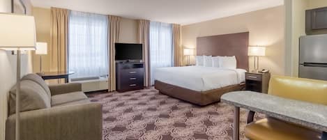 Kamar Single Deluks, 1 Tempat Tidur King dengan tempat tidur Sofa | 1 kamar tidur, seprai premium, brankas, dan meja kerja
