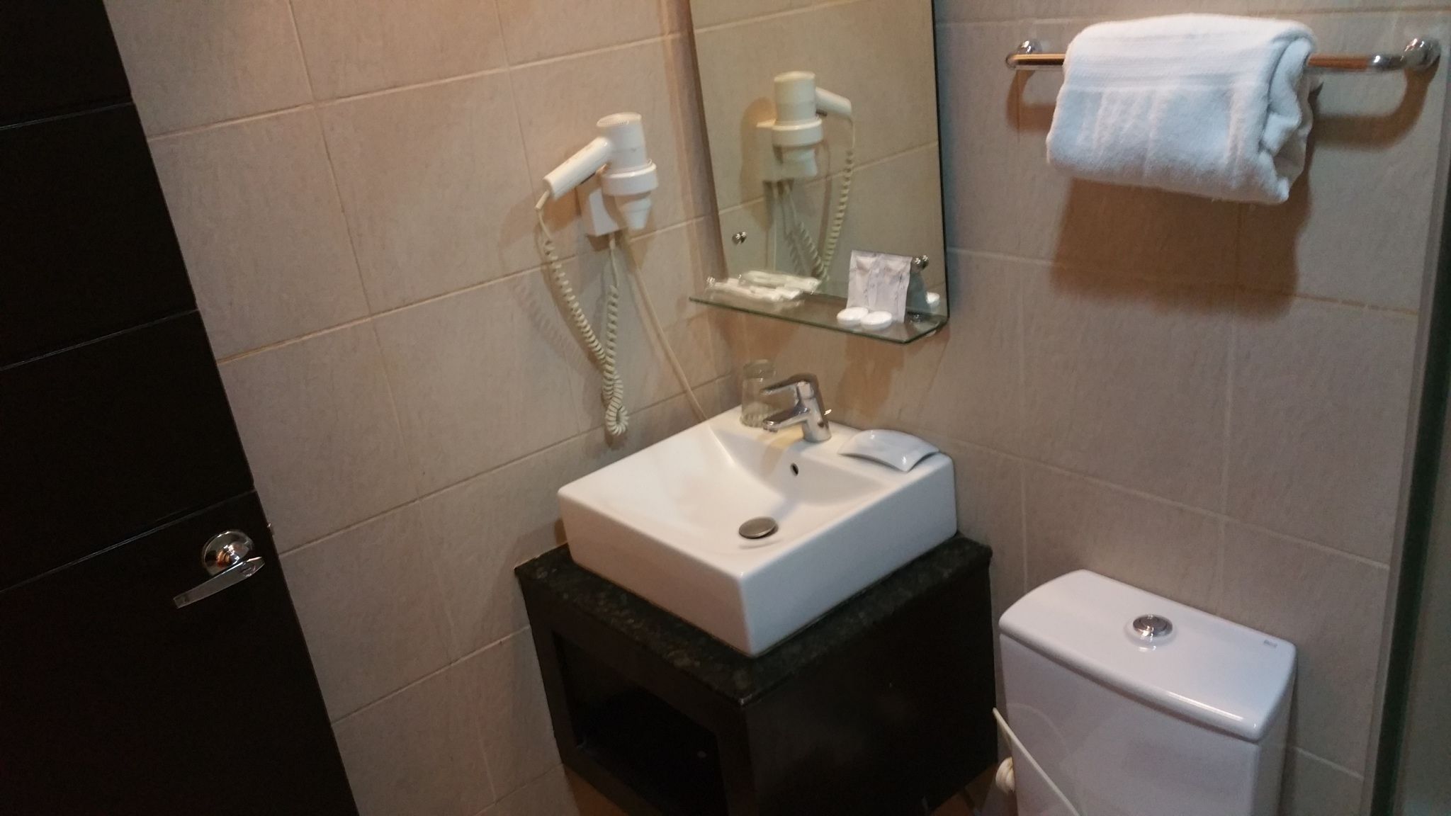 deluxe single room, 1 queen bed, accessible | bathroom sink