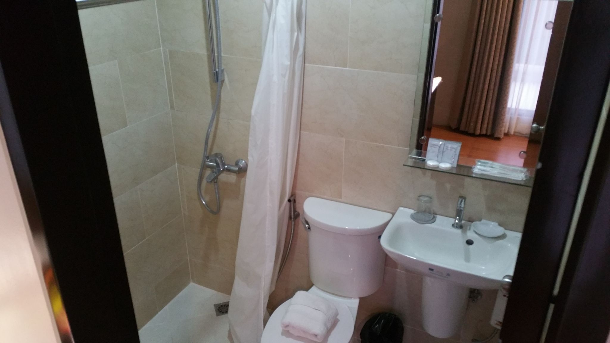 deluxe double or twin room, 1 bedroom, accessible, city view | bathroom | shower, free toiletries, hair dryer, towels