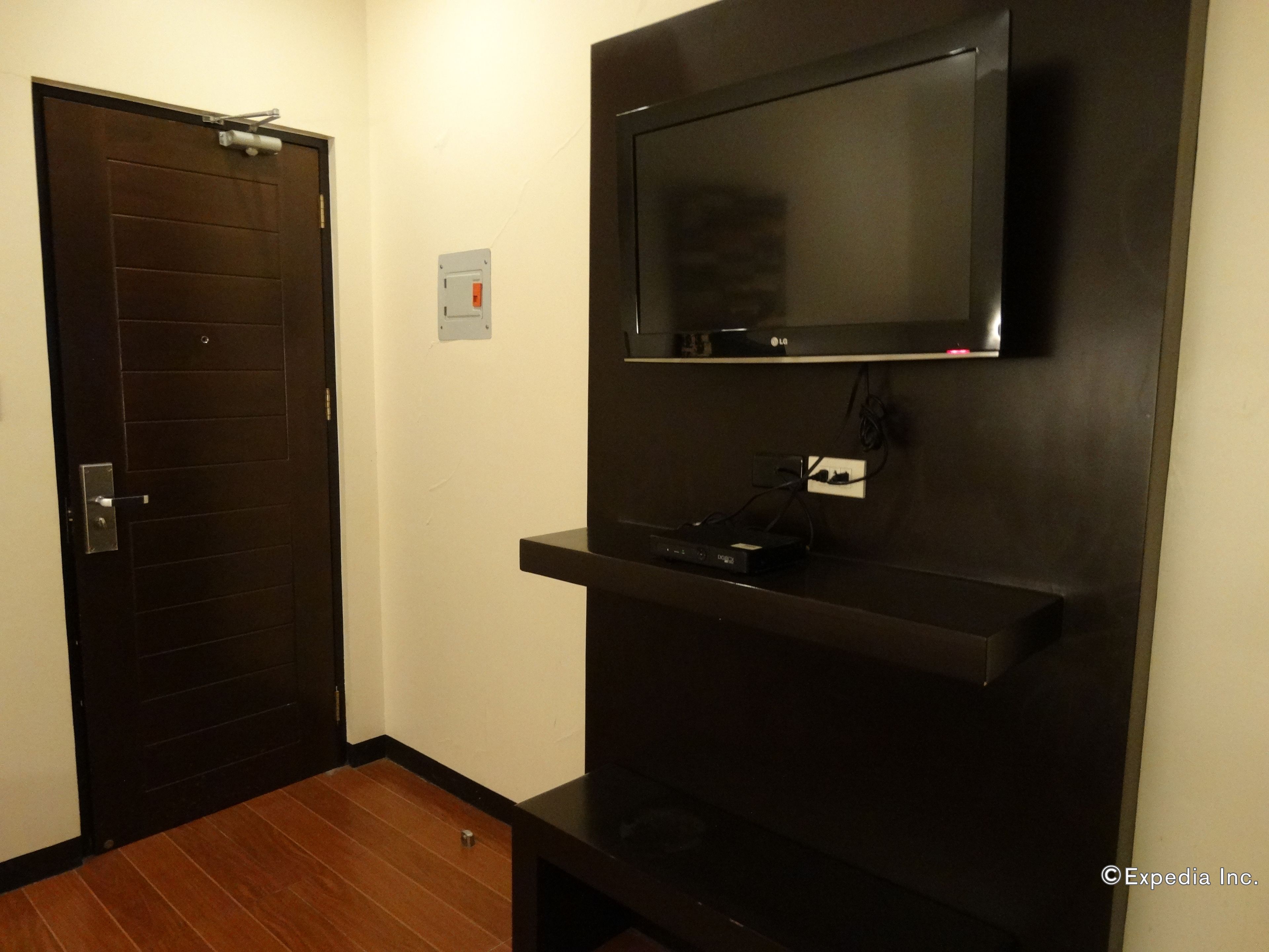 executive room, 1 king bed, accessible | minibar, desk, rollaway beds, free wifi