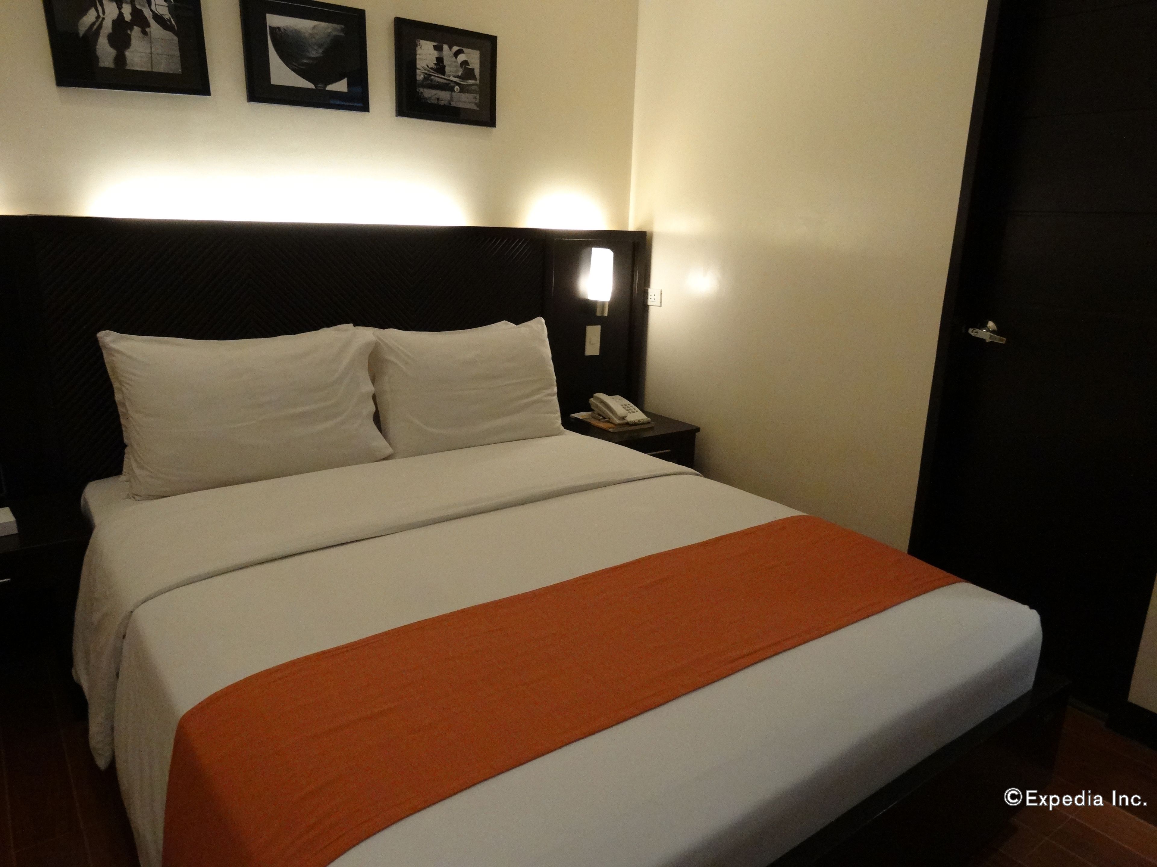 deluxe single room, 1 queen bed, accessible | minibar, desk, rollaway beds, free wifi