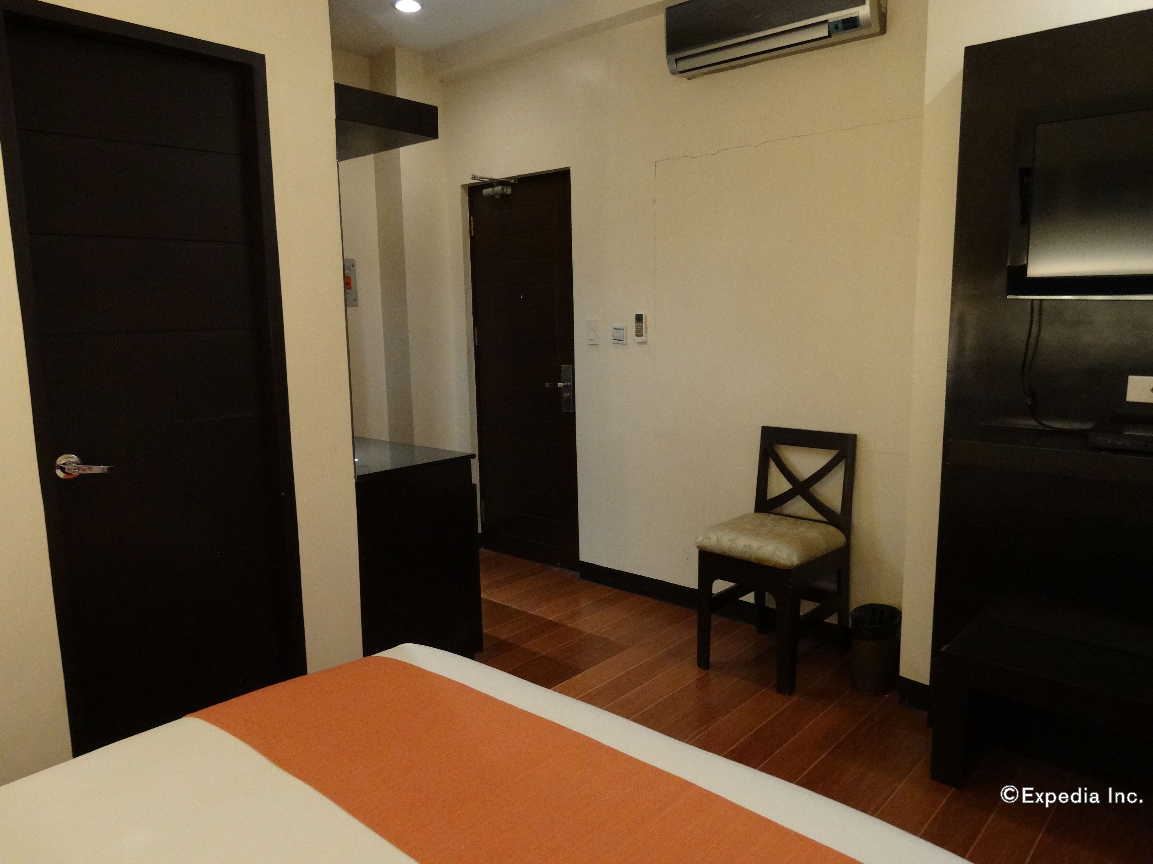 deluxe single room, 1 queen bed, accessible | minibar, desk, rollaway beds, free wifi