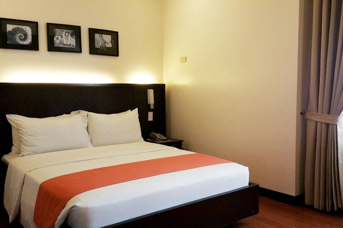 Minibar, desk, rollaway beds (surcharge), WiFi (free)