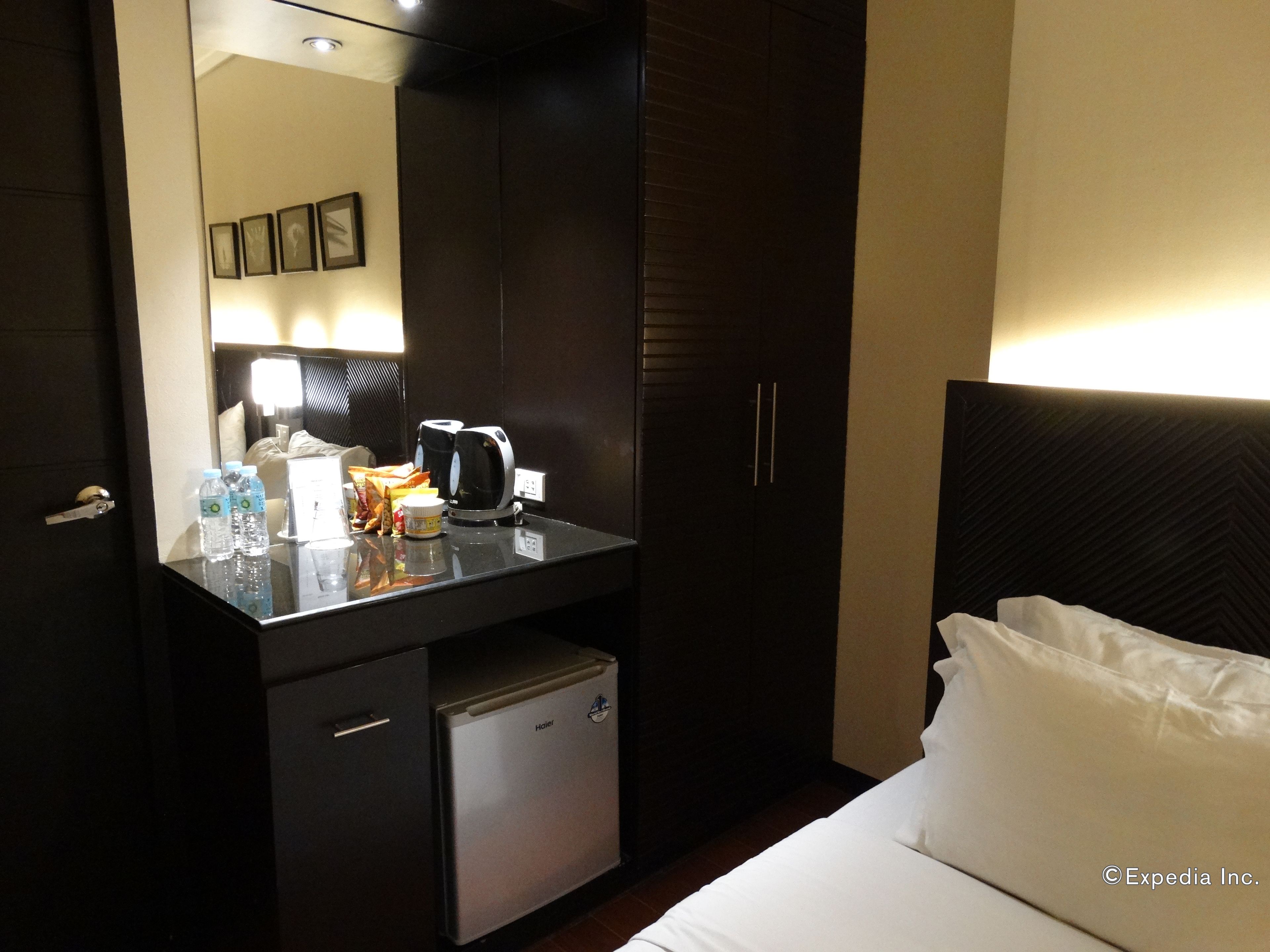 premier room, 2 queen beds, accessible | minibar
