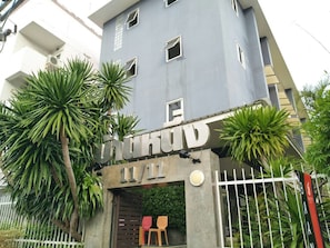 A building with a sign that reads "CHUDOD 11/11". - Baannueng (Kathu)