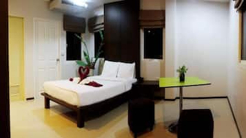 In-room safe, desk, free WiFi