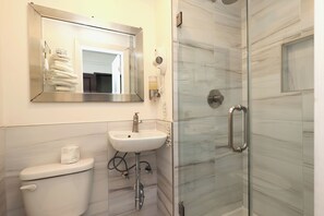 Twin Room, Private Bathroom | Bathroom
