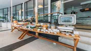Desayuno buffet (THB 650 por persona)