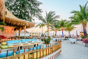 2 restaurants, breakfast, lunch, dinner served; international cuisine