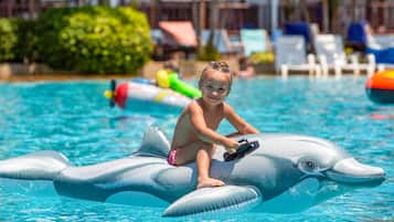 3 buitenzwembaden, parasols bij het zwembad en ligstoelen