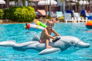3 piscinas al aire libre (de 07:00 a 19:00), sombrillas, tumbonas