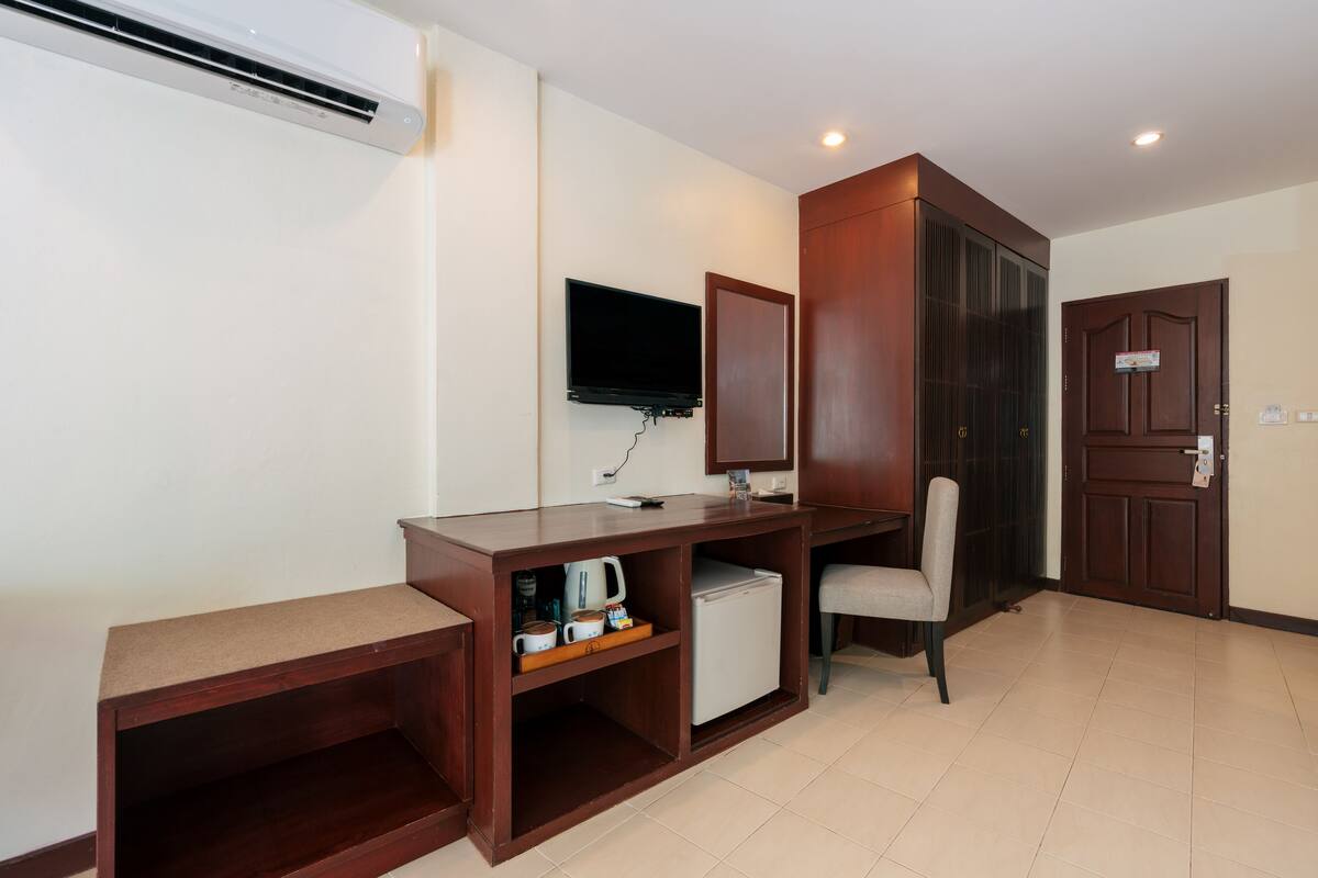 deluxe garden view | mini fridge