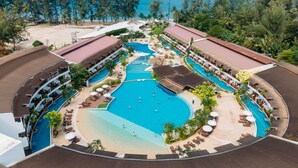 Un complexe hôtelier doté d’une grande piscine, de nombreuses chambres et d’un espace de plage.
