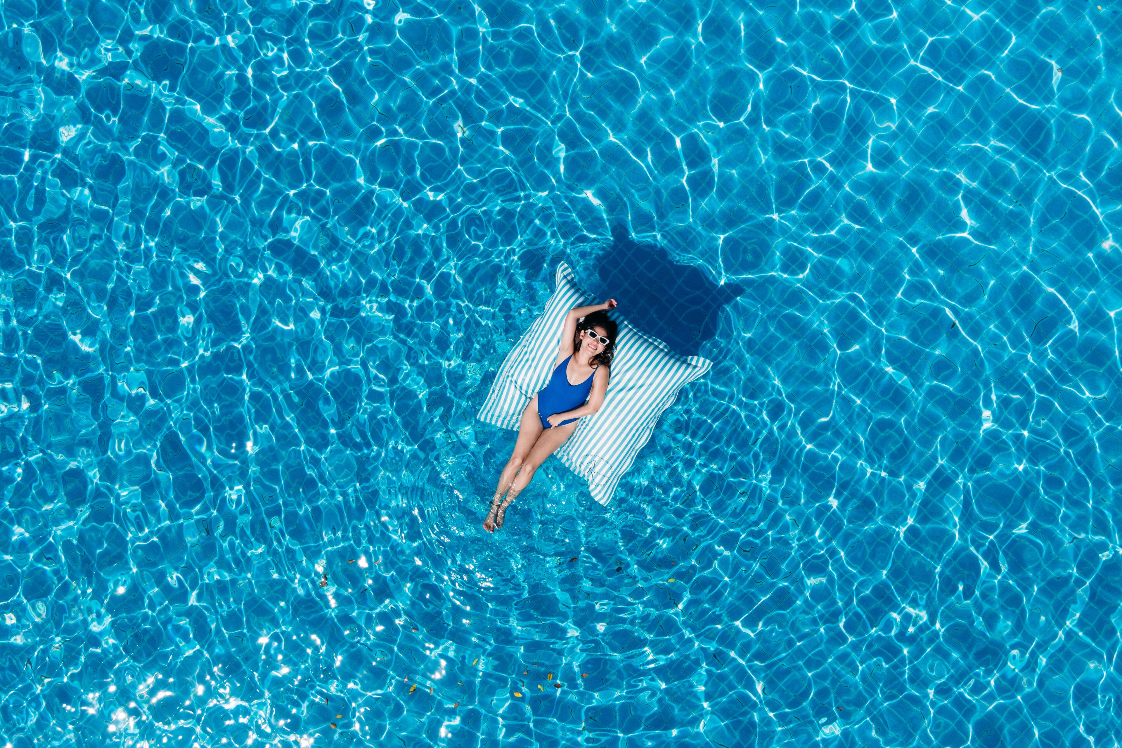 3 outdoor pools, open 7:00 am to 7:00 pm, pool umbrellas, pool loungers