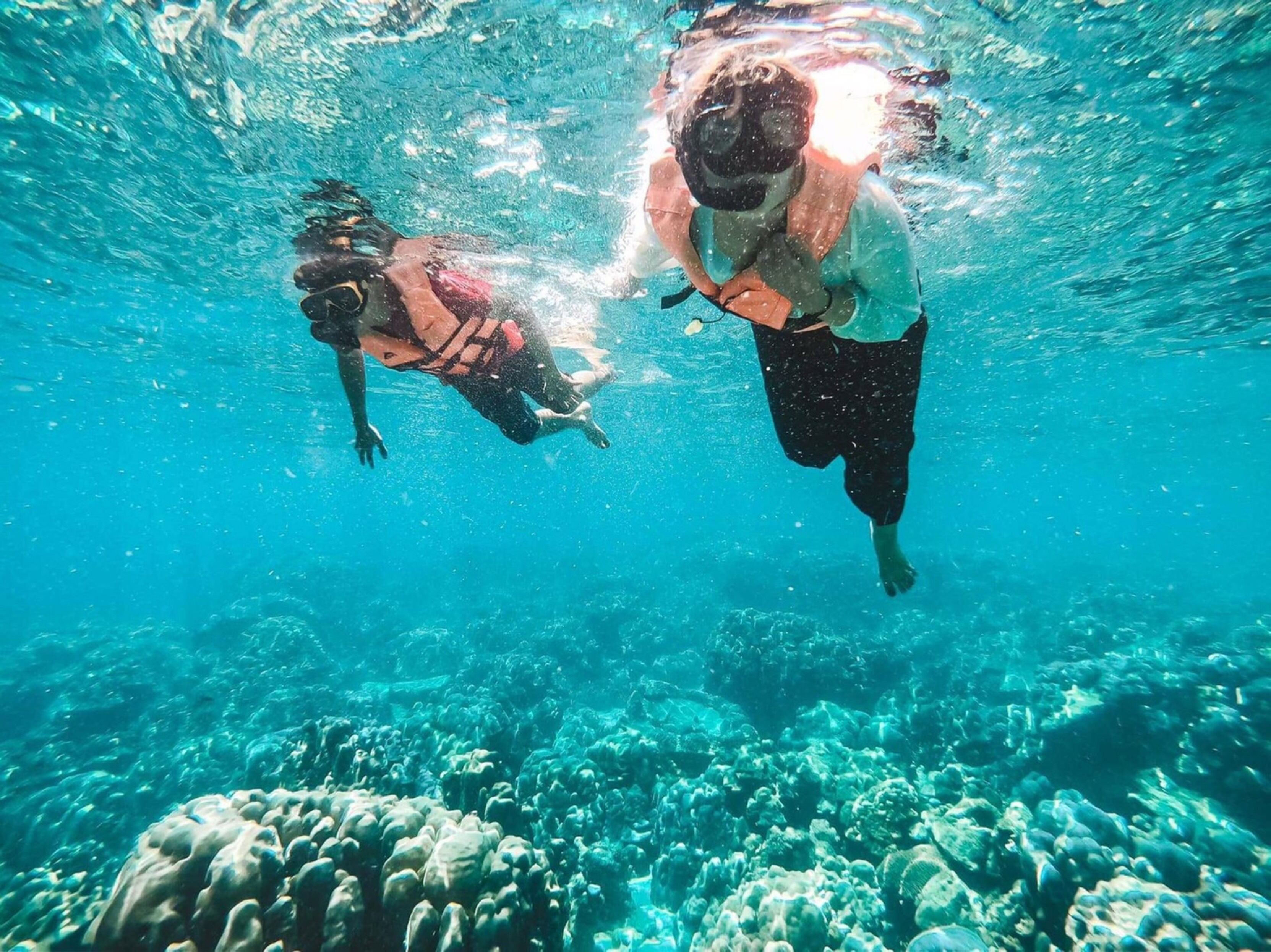 位於海灘上、白沙、躺椅、遮陽傘