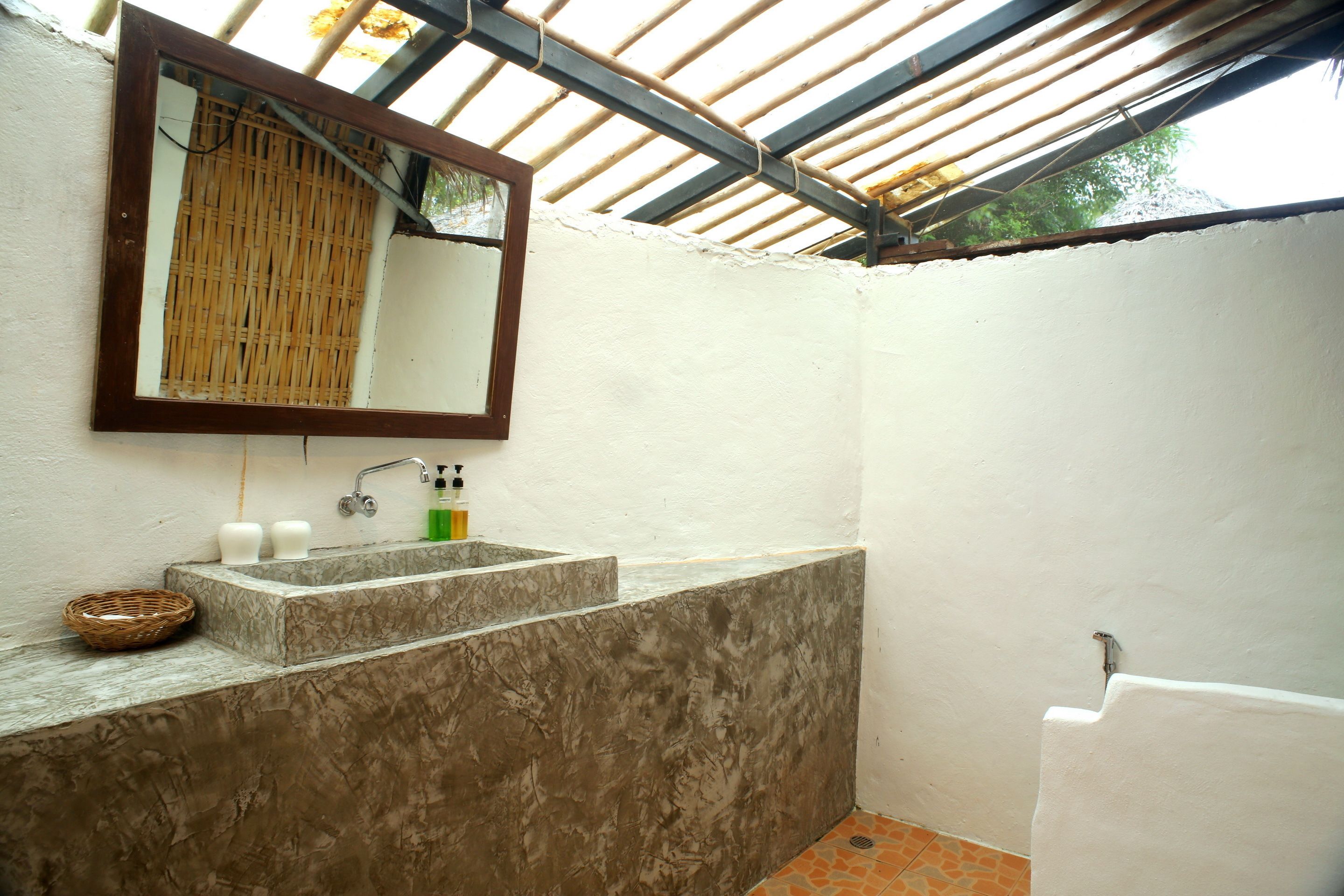 shower, free toiletries, towels