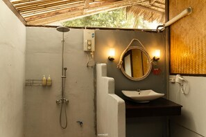 Shower, free toiletries, towels - Mayalay Resort-Green Hotel (Ko Lanta)