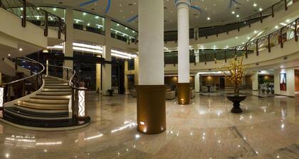 The Pinnacle Hotel and Suites