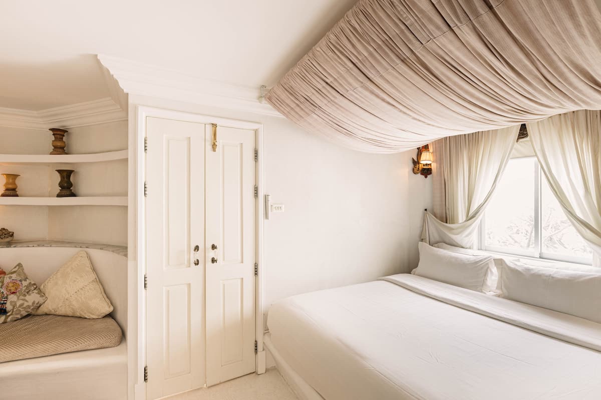 高級客房 (King size bed) | 迷你吧、客房內保險箱、免費無線上網、床單