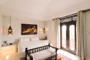 Minibar, in-room safe, free WiFi, bed sheets - At Niman Conceptual Home (Chiang Mai)