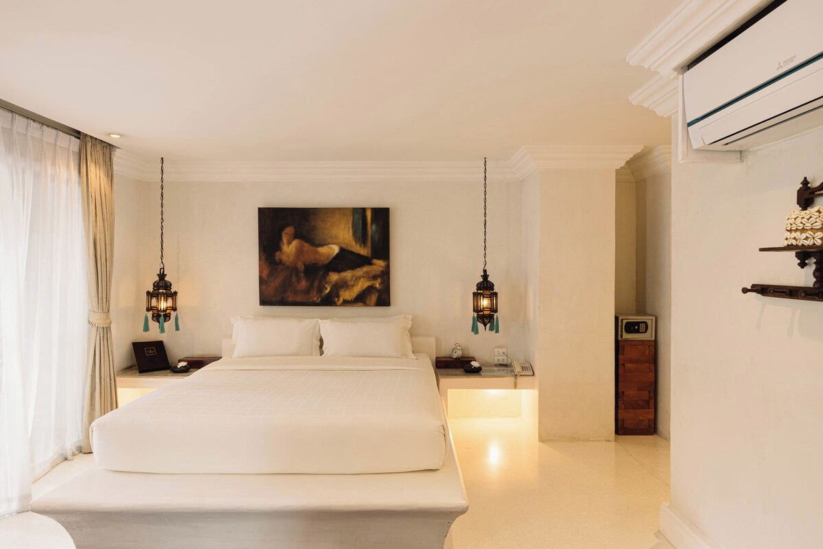 Minibar, in-room safe, WiFi (free), bed sheets