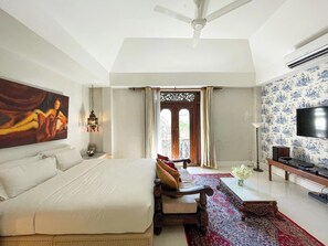 Minibar, in-room safe, free WiFi, bed sheets - At Niman Conceptual Home (Chiang Mai)