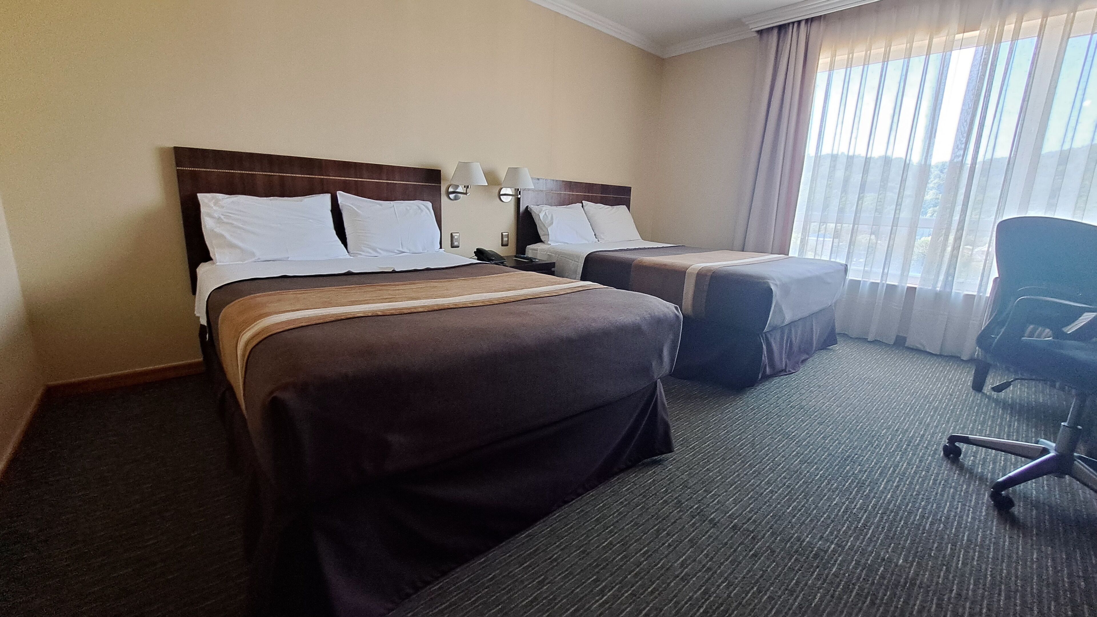double room | 1 bedroom, minibar, in-room safe, desk