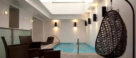 Indoor pool, sun loungers