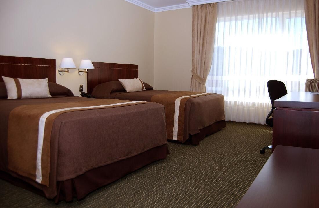 Minibar, caja de seguridad en la habitación y escritorio 