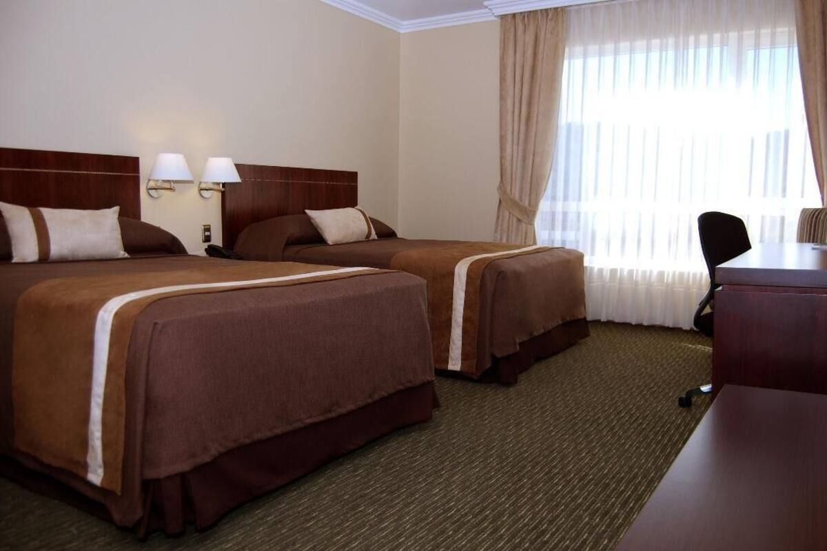 Minibar, caja de seguridad en la habitación y escritorio